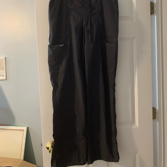 Cherokee Workwear women’s scrubs - Picture 2 of 7